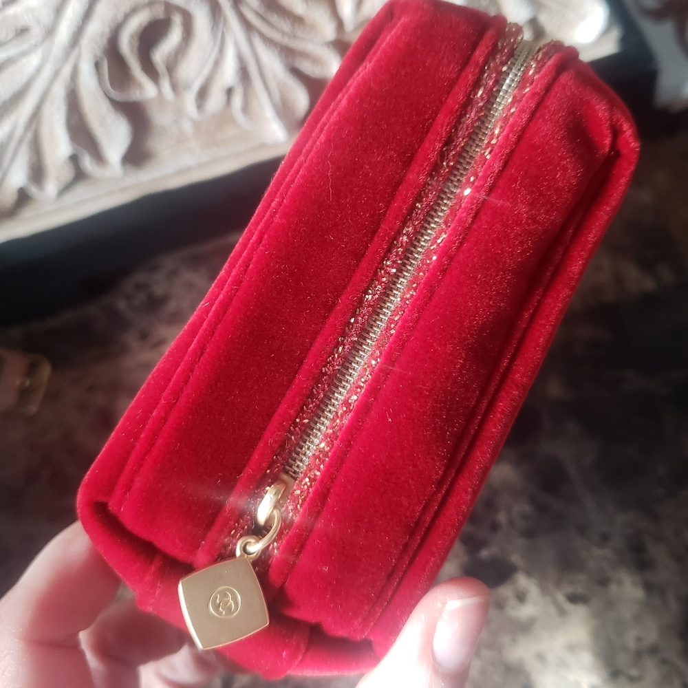 NWOT CHANEL Red Velvet makeup bag - Picture 3 of 9